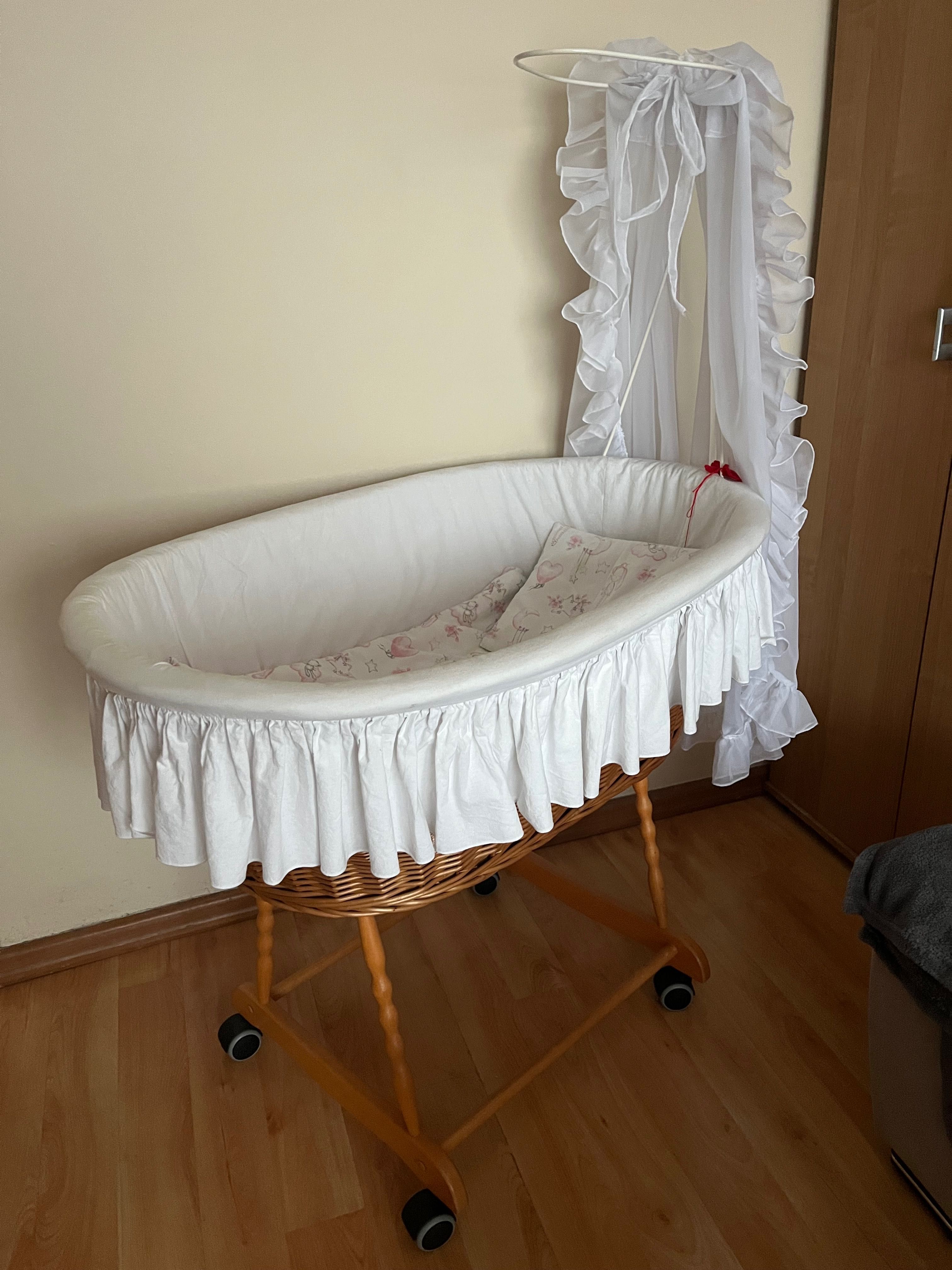 Łóżeczko kosz wiklinowy na kółkach
