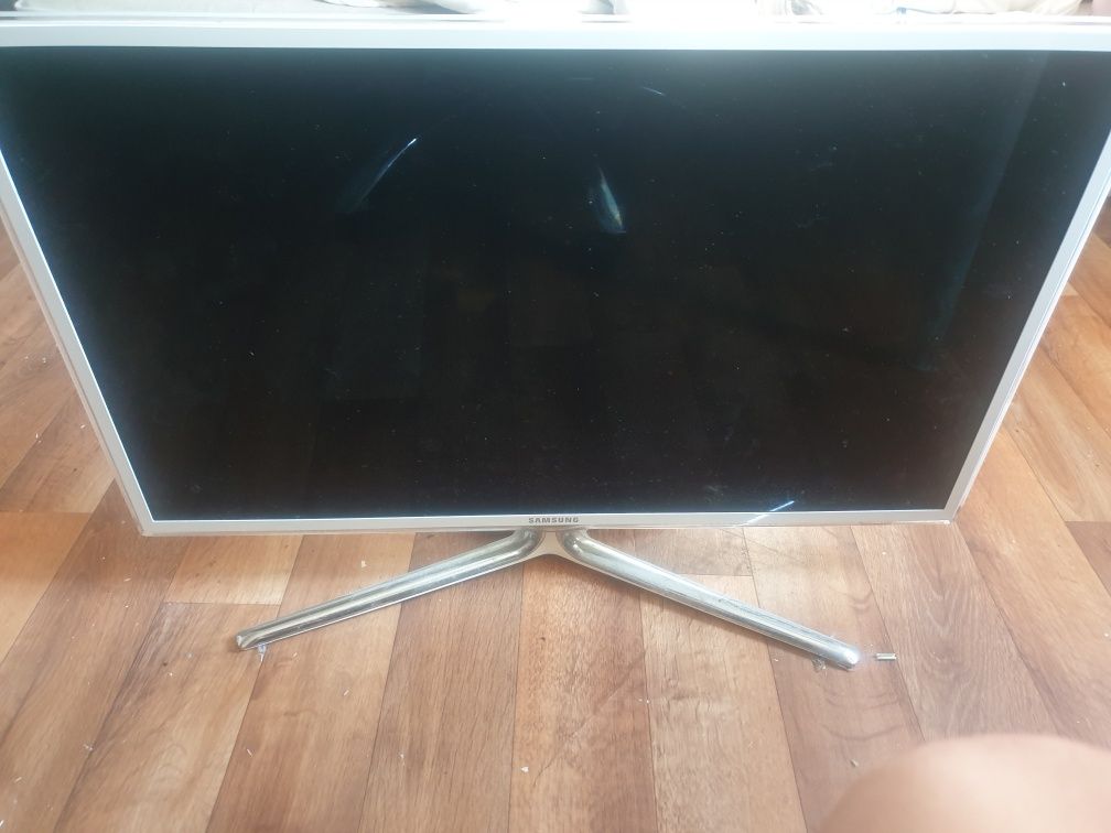 Sprzedam telewizor samsung z rozwalonym ekranem