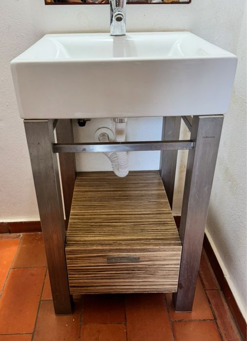 Lavatorio de WC com estutura