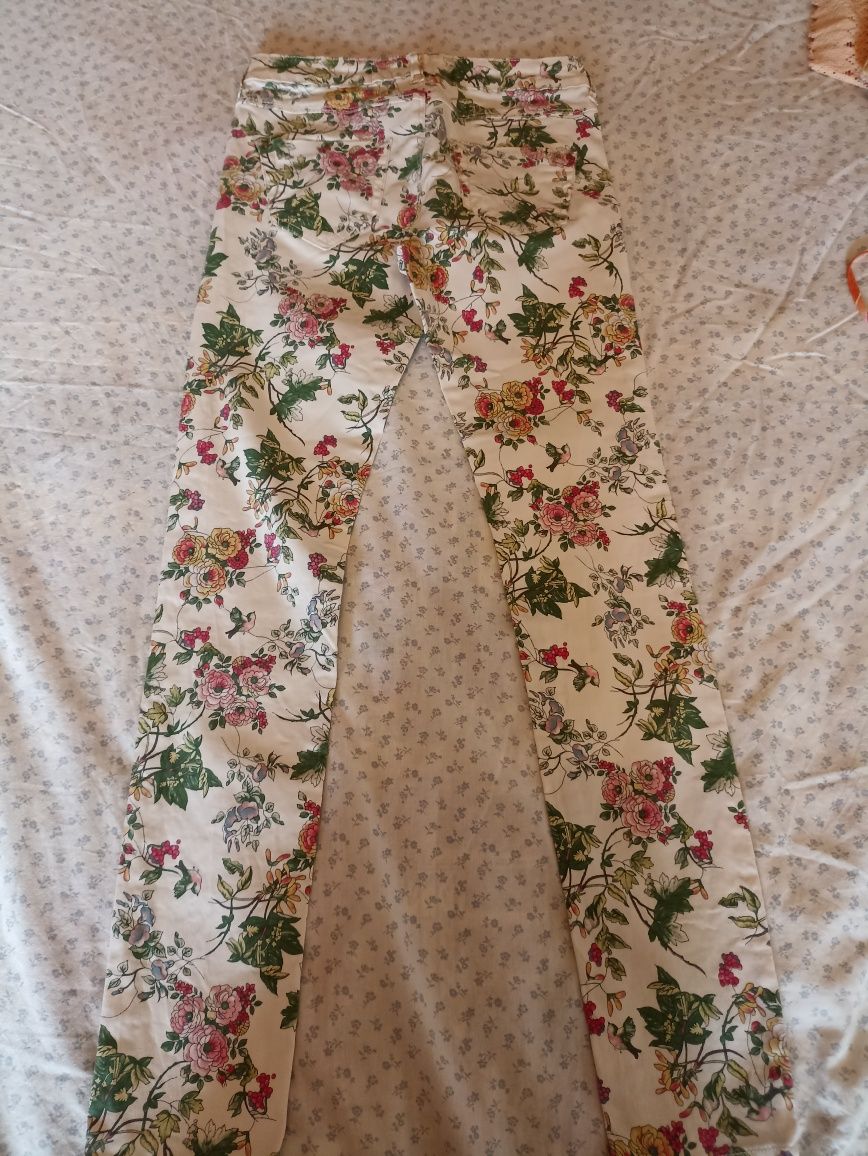 Calças skinny floridas da Zara