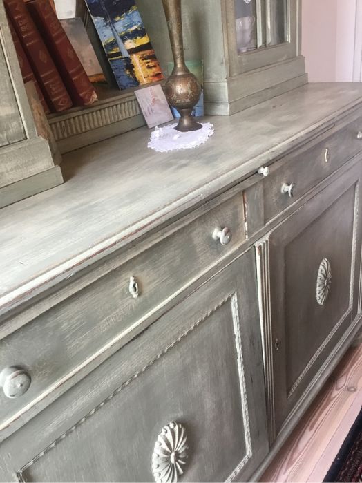 Stary przedwojenny kredens