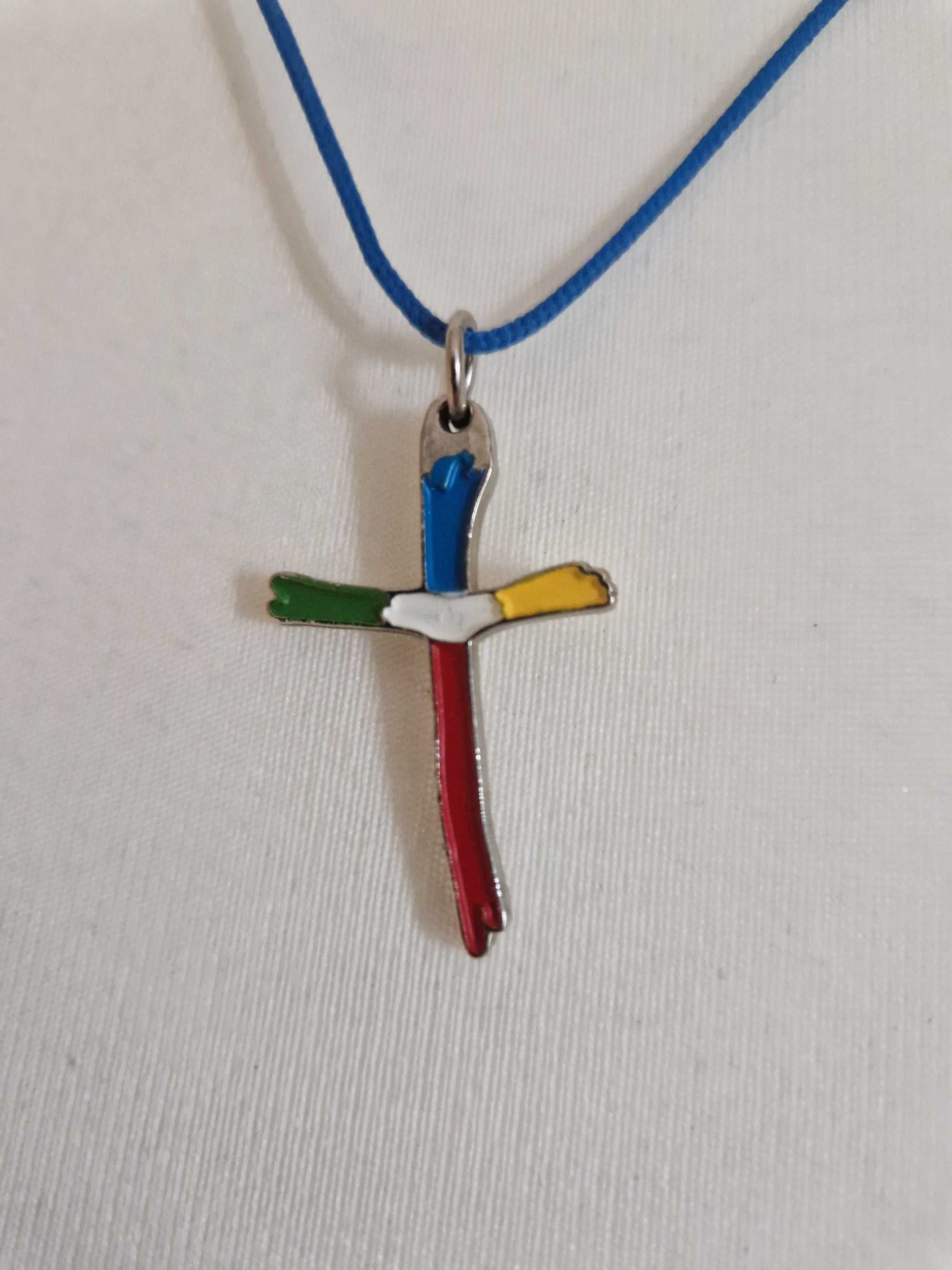 Kolorowy krzyżyk misyjny na sznurku