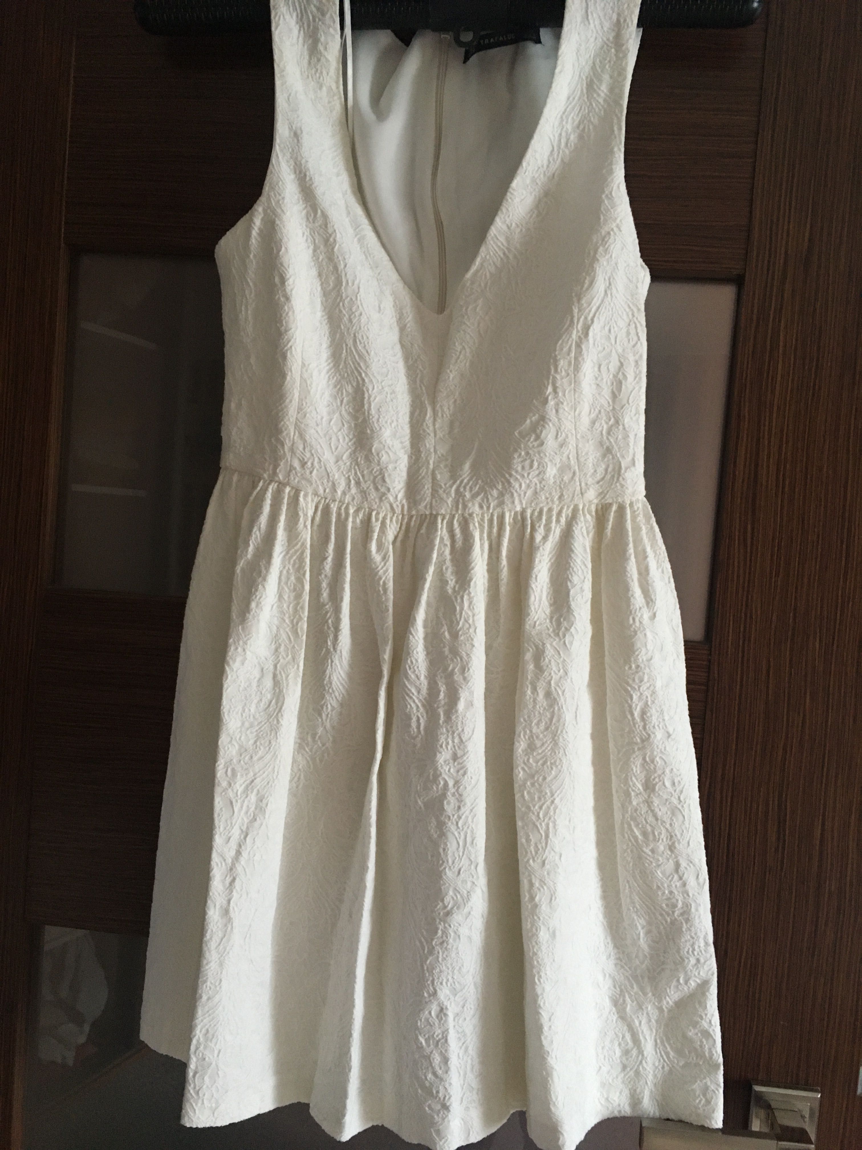 Sukienka ZARA , rozm. 36, biała, głęboki dekolt
