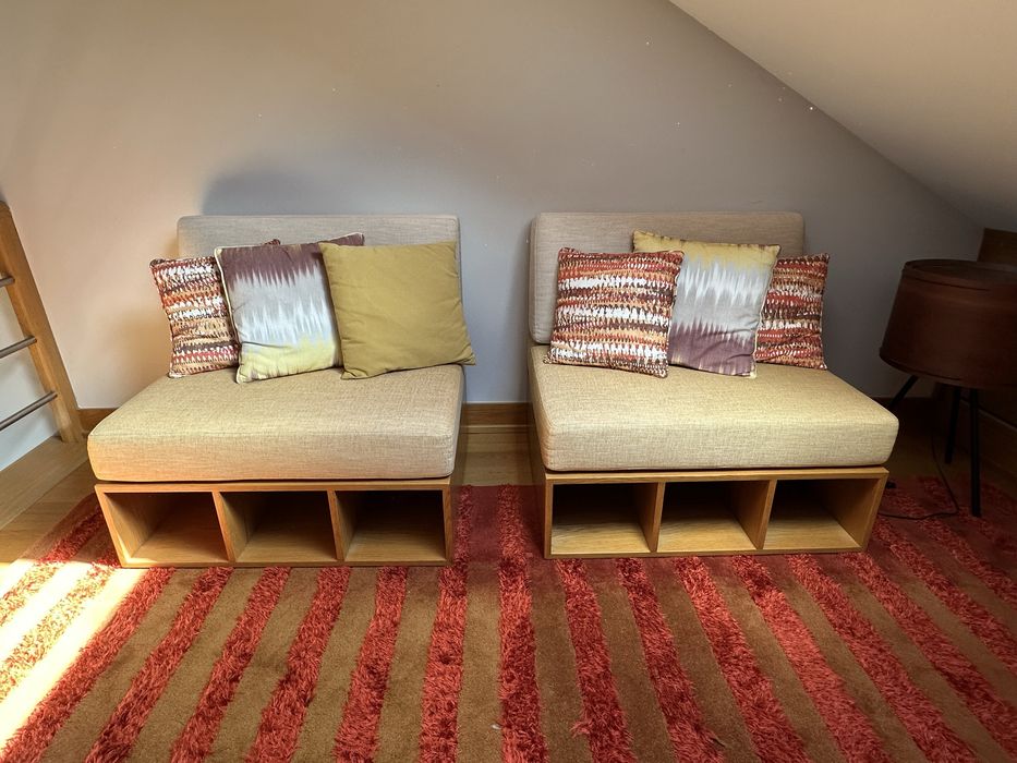 Sofas com base em carvalho maciço para encostar a parede