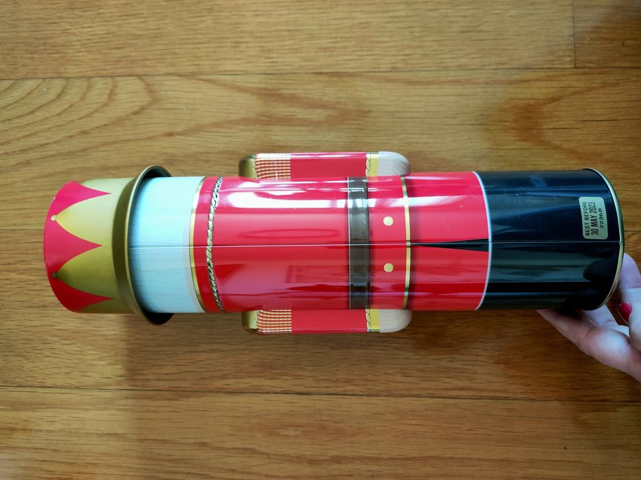 Caixa decorada de metal