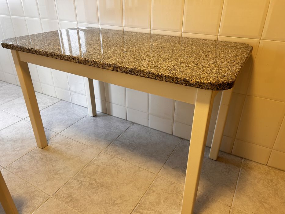 Mesa Cozinha com tampo em Granito