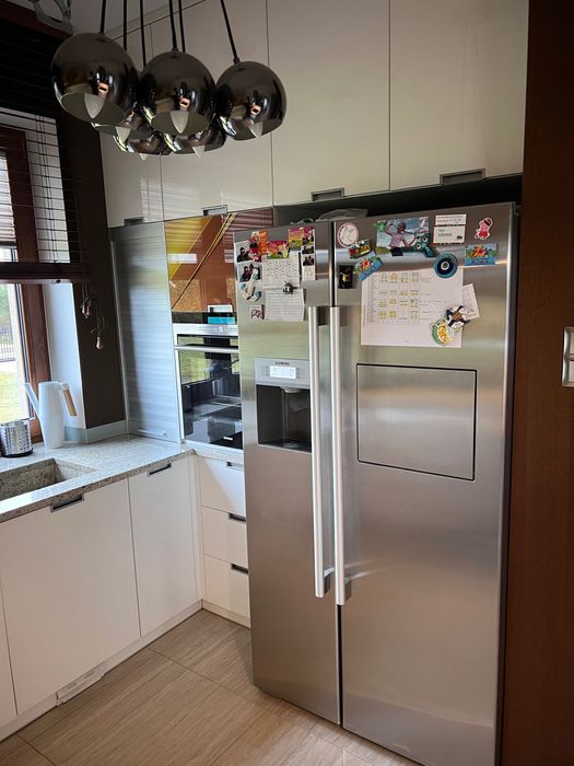 Meble kuchenne, z kamiennymi blatami, białe lakierowane, okucia Blum