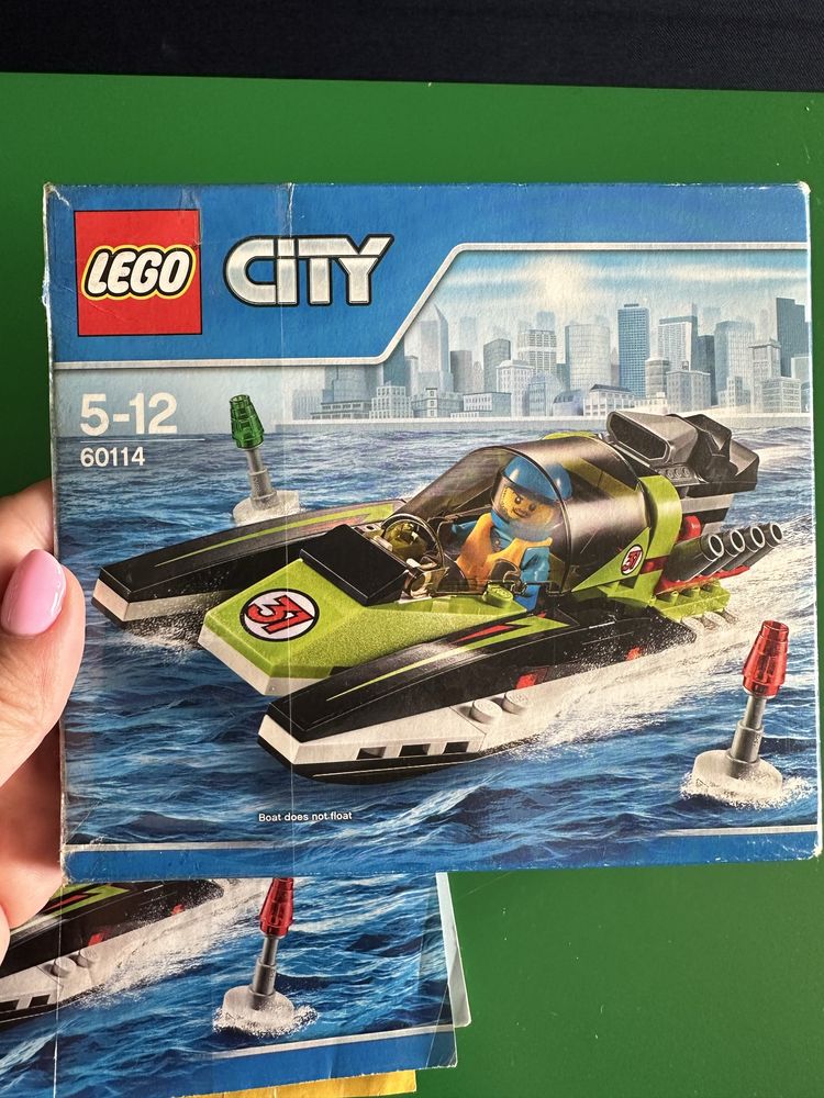 Zestaw klocków LEGO City 60114 – Łódź Wyścigowa.