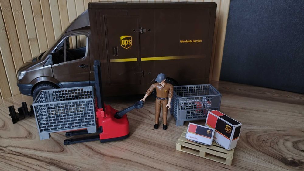 Bruder 02678 Mercedes Sprinter UPS kurier z paleciakiem /NIE WYSYŁAM/