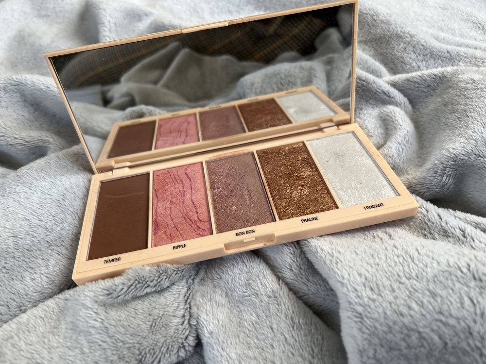 Paleta do konturowania bronzer róż rozświetlacz Makeup Revolution