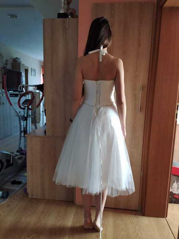Krótka suknia ślubna pasuje na kilka rozmiarów