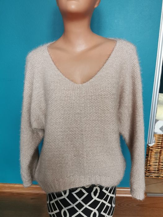 Moherowy nowy sweter w serek, piękny