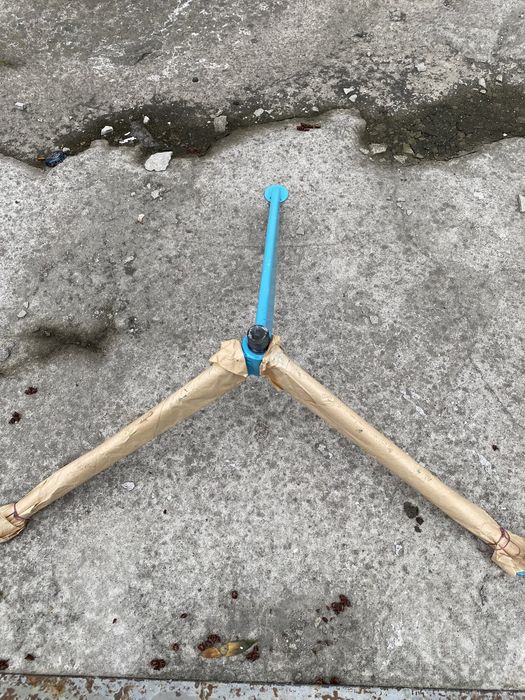 Опора тренога з різьбой