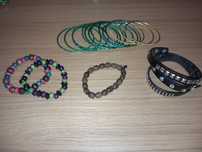 Vários brincos e pulseiras