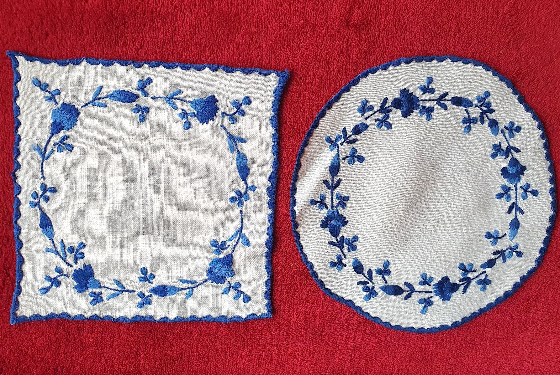 Dois naperons em linho bordados à mão em azul - Bordado da Madeira