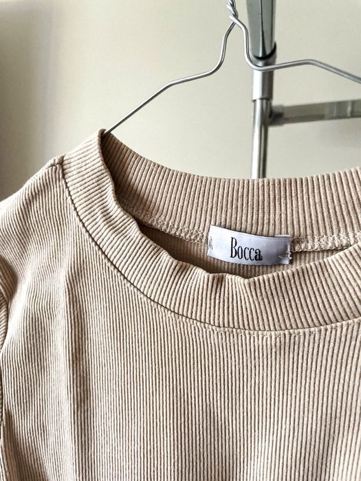 Krótki beżowy prążkowany top