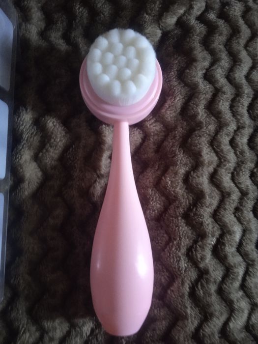 Продам щётку для умывания двустороннюю