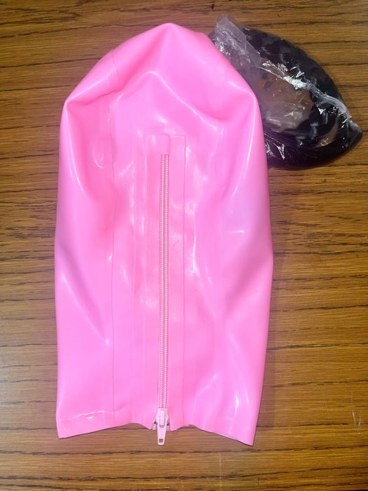 806/ Maska różowa L jeden czarny kuc lateks lateks 0.4 mm zamek tył