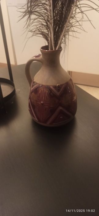 Floreira e jarra com penas de pavão