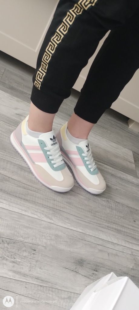 Piękne adidasy damskie -mlodzieżowe