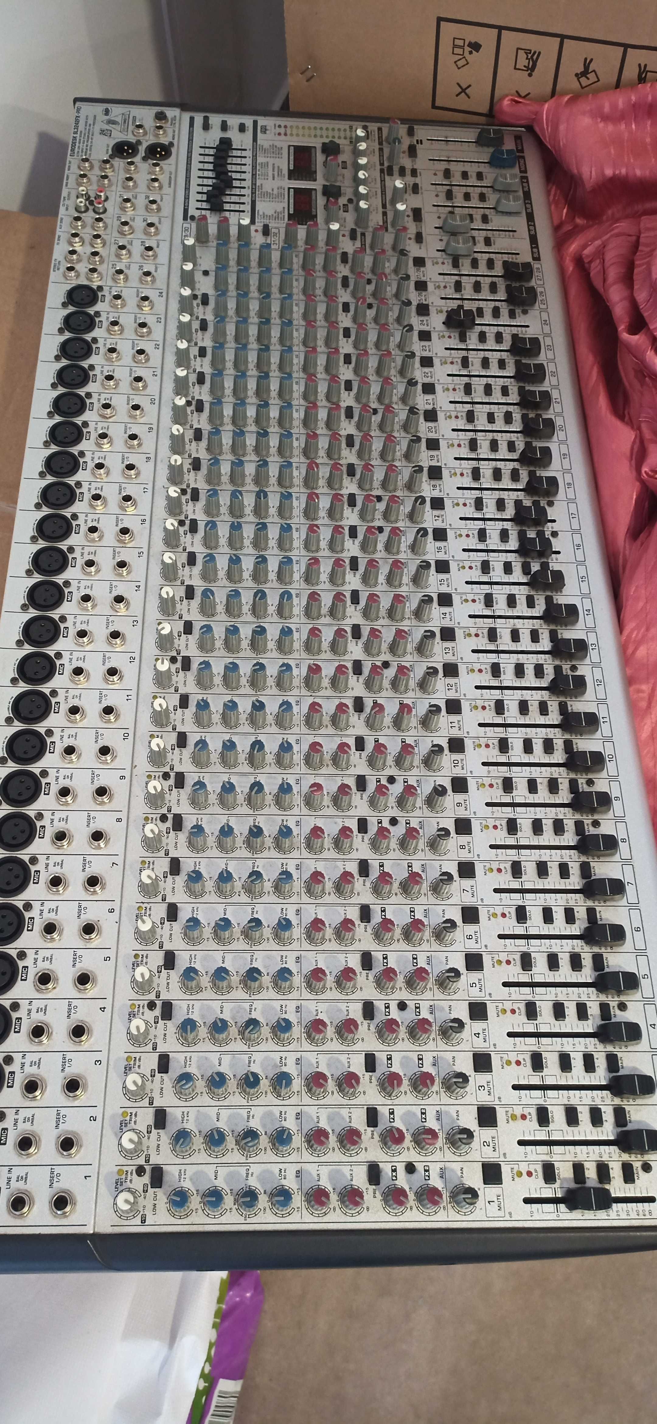 Mesa de Som Behringer Eurodesk SL3242FX PRO – 32 Canais, Efeitos Int.