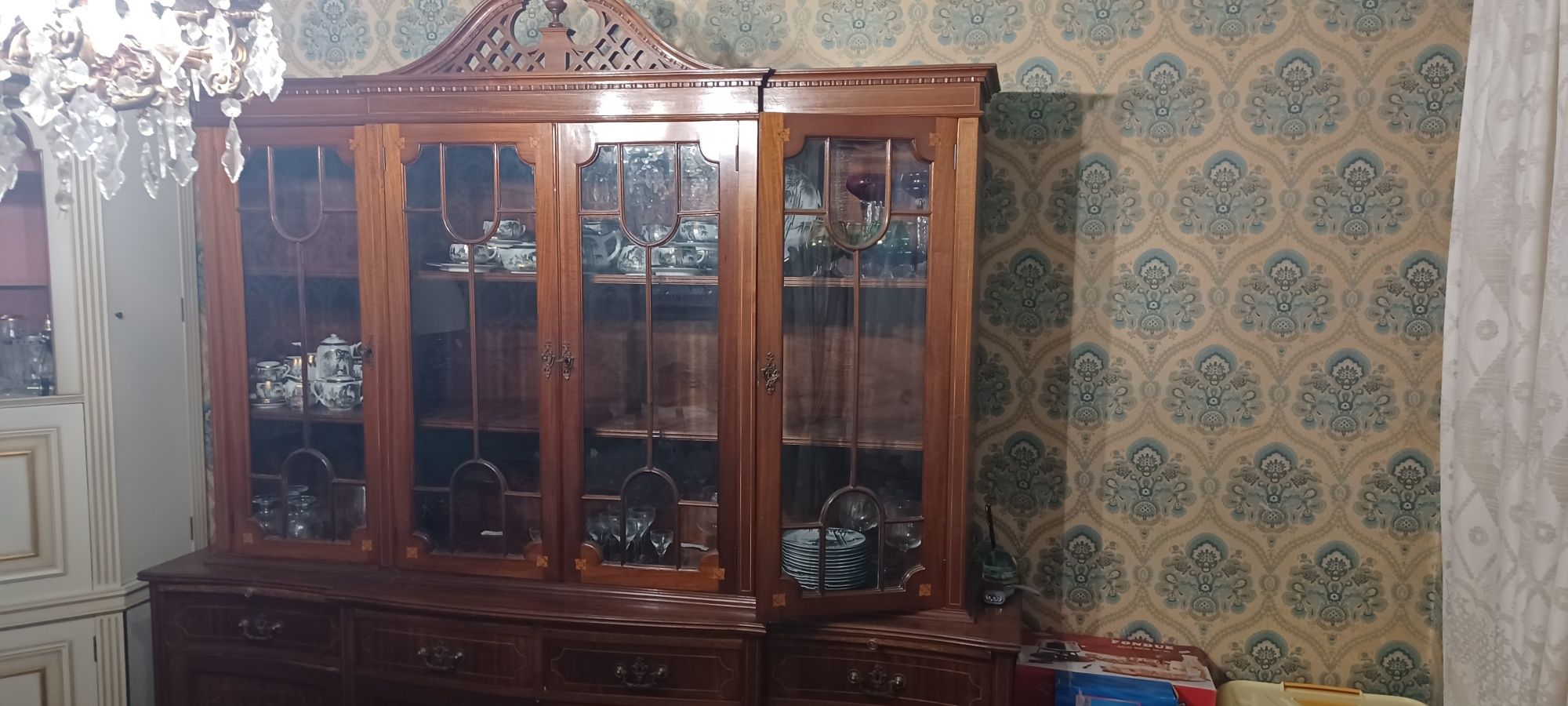Cristaleira em madeira com portas superiores em madeira e vidro