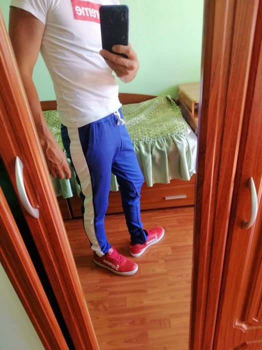 Спортивные штаны с белыми лампасами