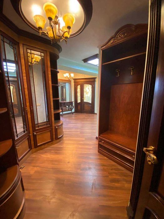 Продам двоповерхову квартиру з видом на р. Дніпро в центрі