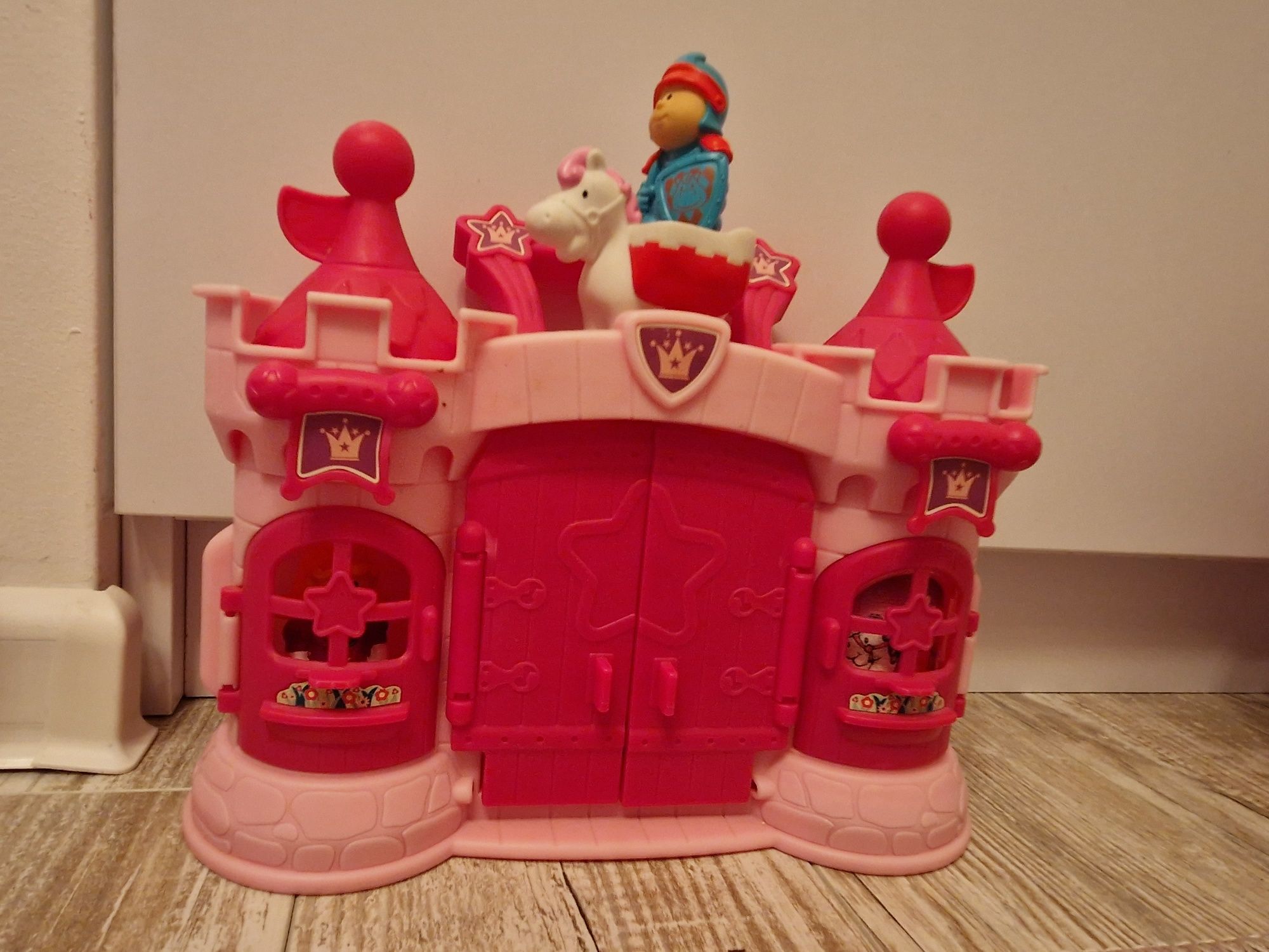 Mały zamek z figurką królewny, rycerza i króla