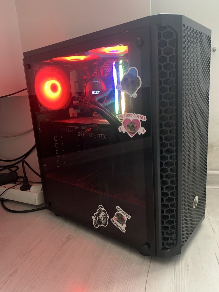 Komputer gamingowy wraz z monitorem