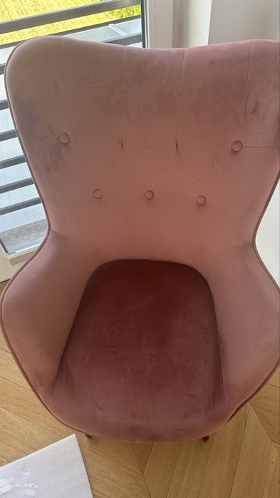 Różowy fotel welurowy obrotowy – stylowy i wygodny