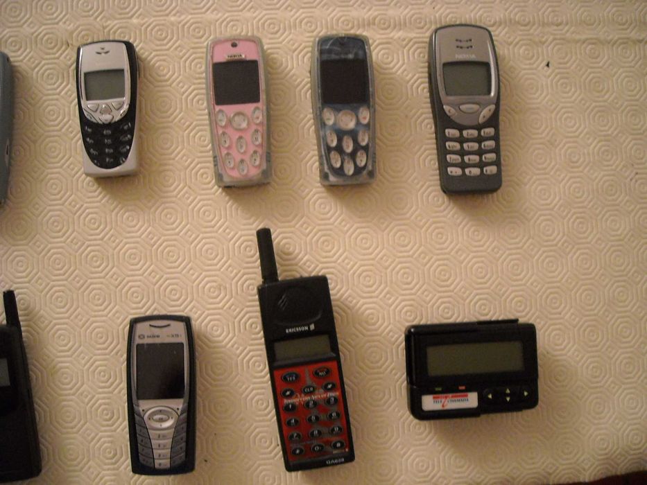 Telemóveis, adaptadores, carregadores, transformadores, auriculares