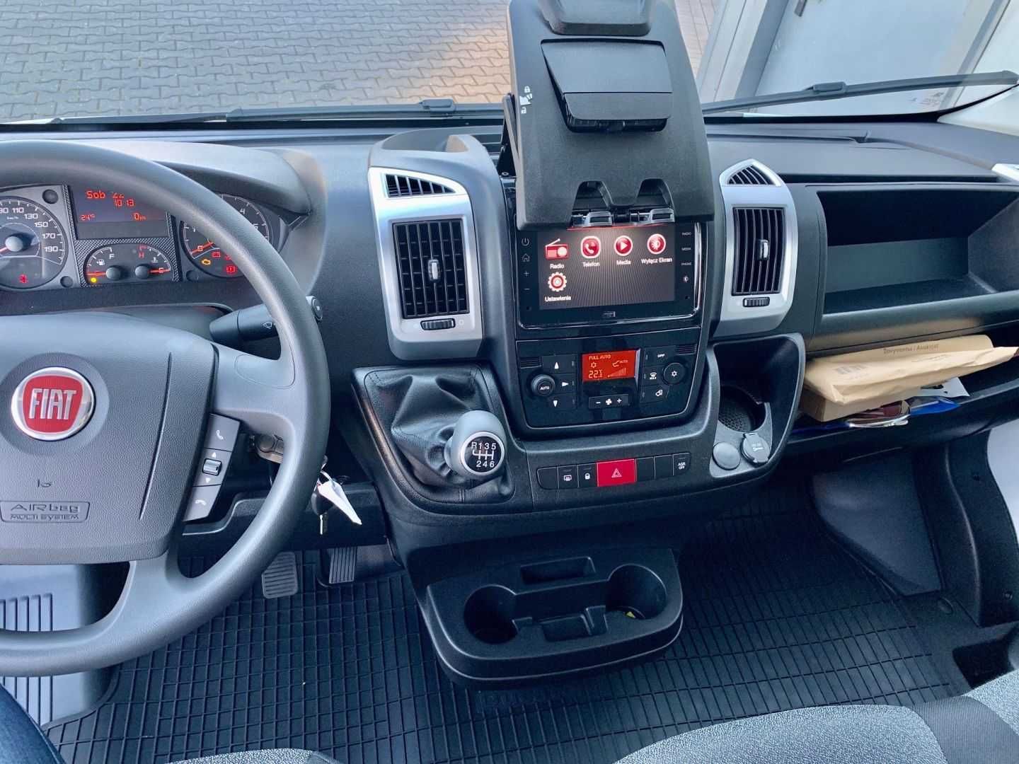 Wynajem busa do przeprowadzki, transport, wypożyczalnia bus plandeka