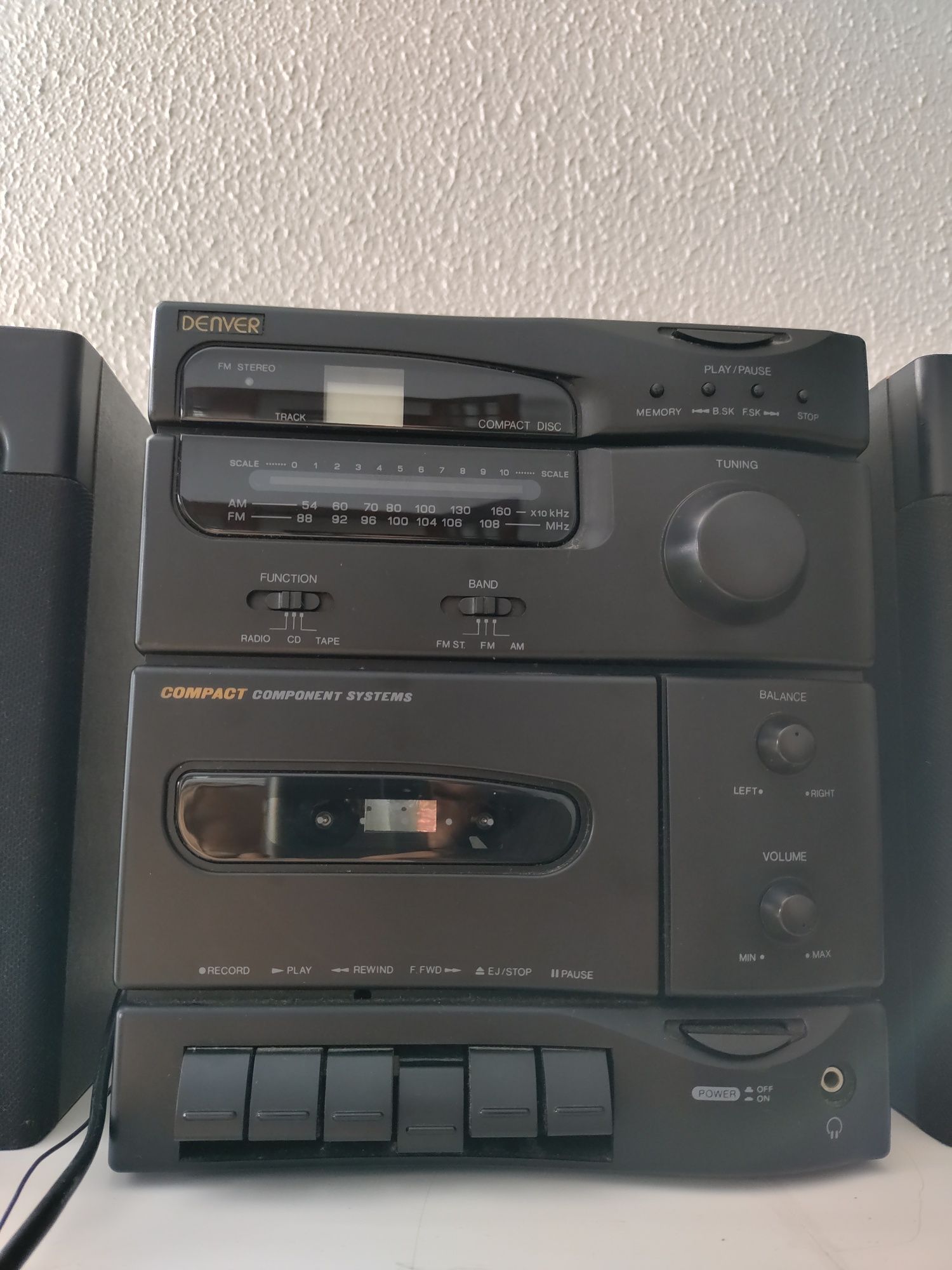 Rádio com leitor de DVD e cassetes de áudio com duas colunas