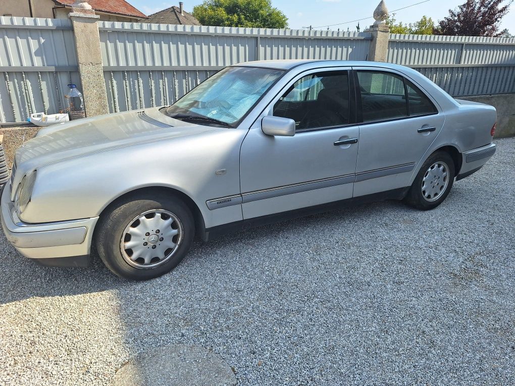 Mercedes-Benz E200 acidentado