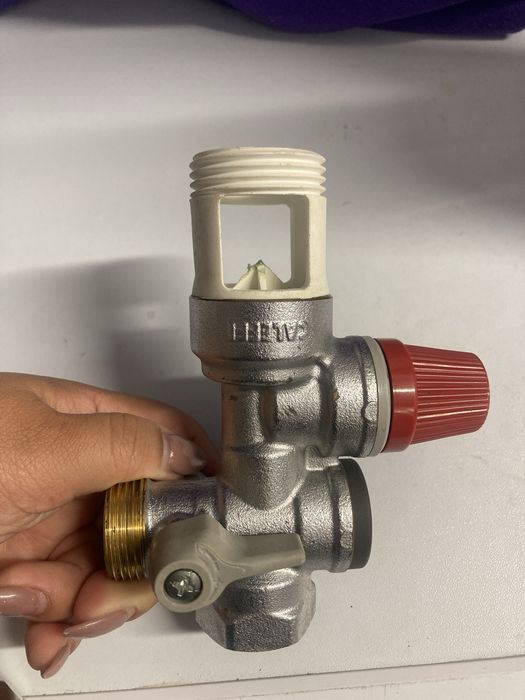 Válvula de segurança termoacumulador 1/2''x1/2'' + suportes parede