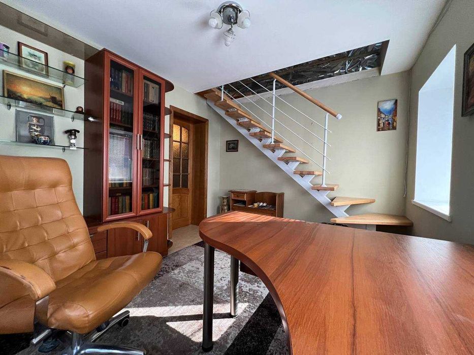 Продаж жилого будинку. Газ,камін,твердопалевний котел,гараж,підвал.