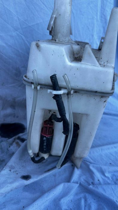 Zbiorniczek płynu spryskiwaczy Toyota Avensis T25 2.0D4D 2005 rok