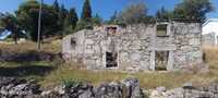 Quintinha c/casa para restauro em pedra  área terreno 1400m2  em Bico/