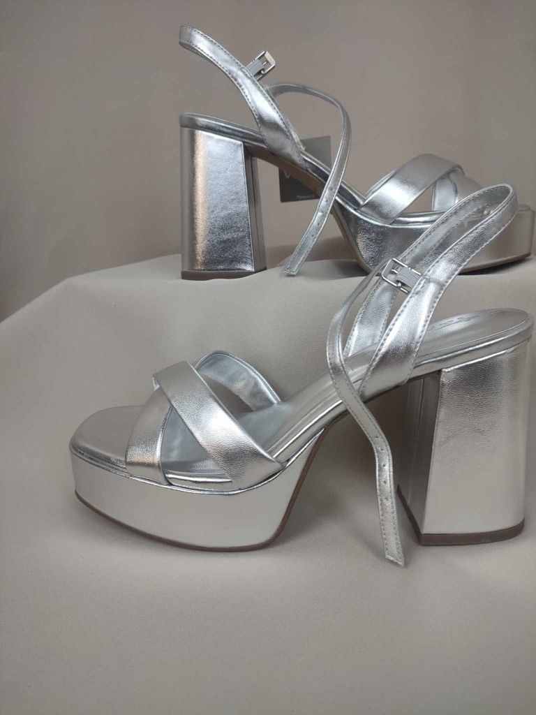 Buty damskie na obcasie firmy Tamaris
