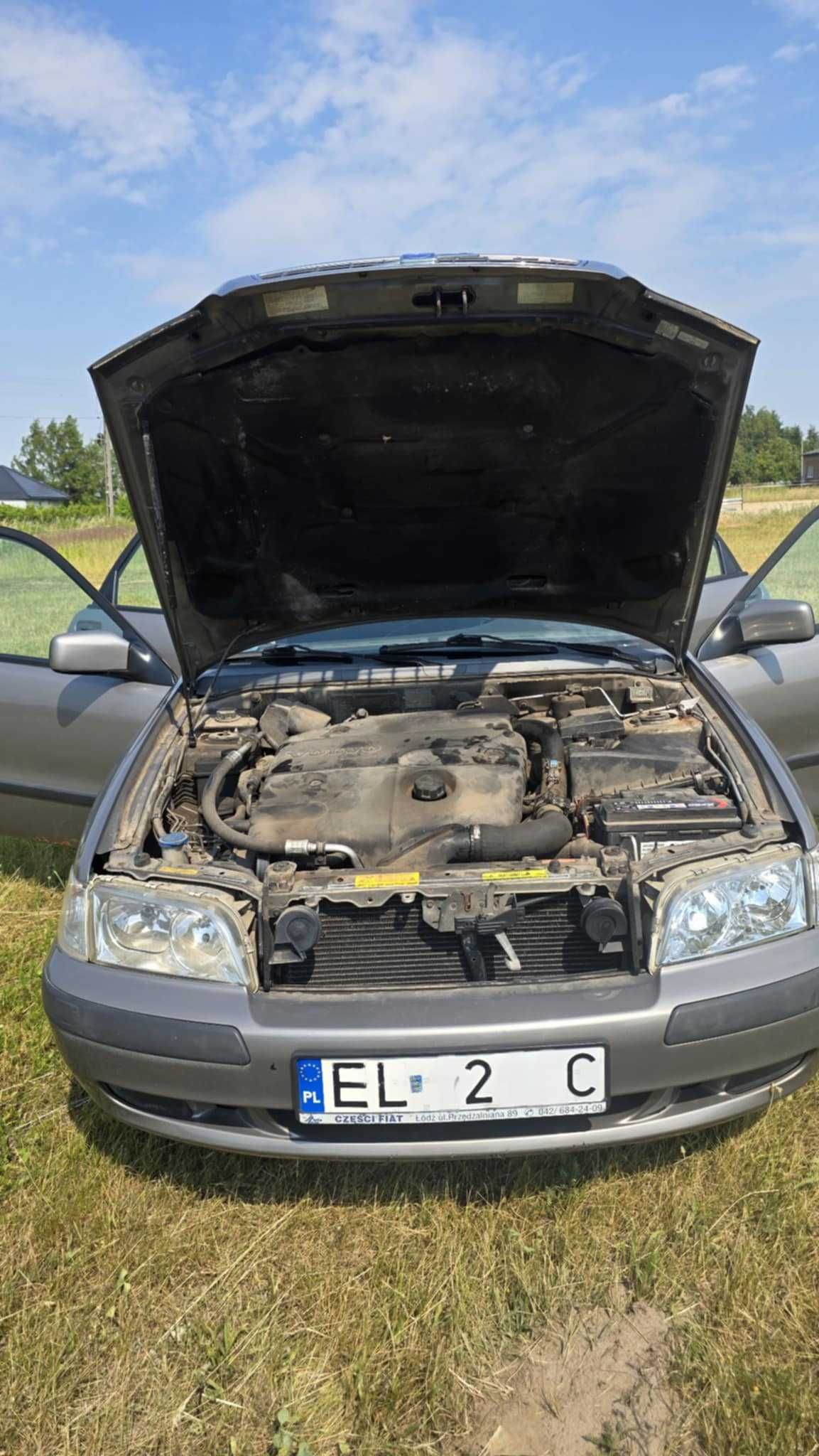 Szare Volvo V40 2004r.