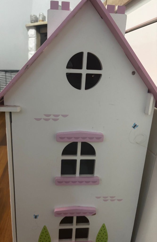Drewniany duży domek dla lalek