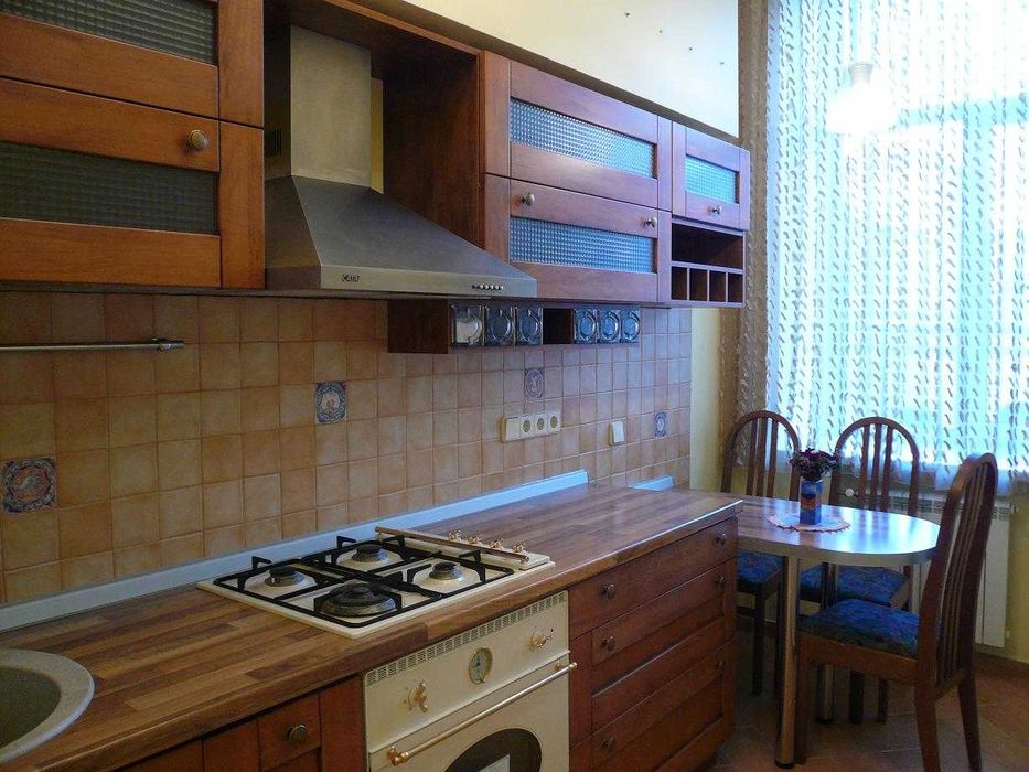 Здаю квартиру на Прорізніі,метро Хрещатик.Тихий двір.Парковка.