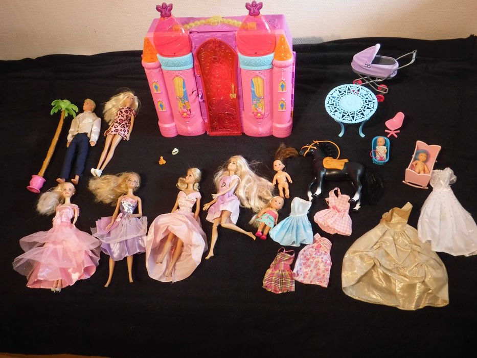 Lalki  barbie  i Ken  z pałacem  <  P