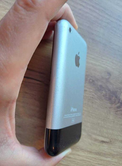 iPhone 2g w pełnym komplecie