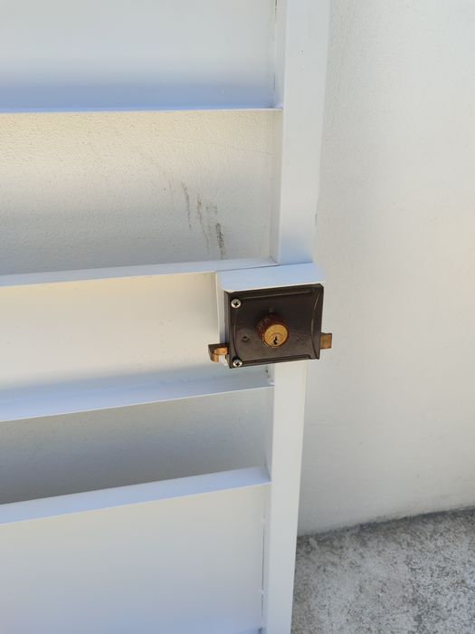 Vendo portão / cancela lacada a branco