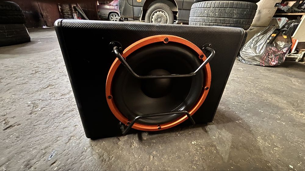 Сабвуфер з підсилювачем в авто