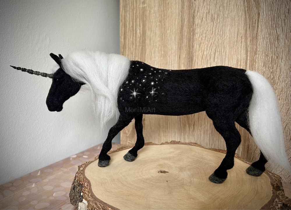 Czarny Jednorożec, magiczne zwierzę, duża figurka z wełny, rękodzieło