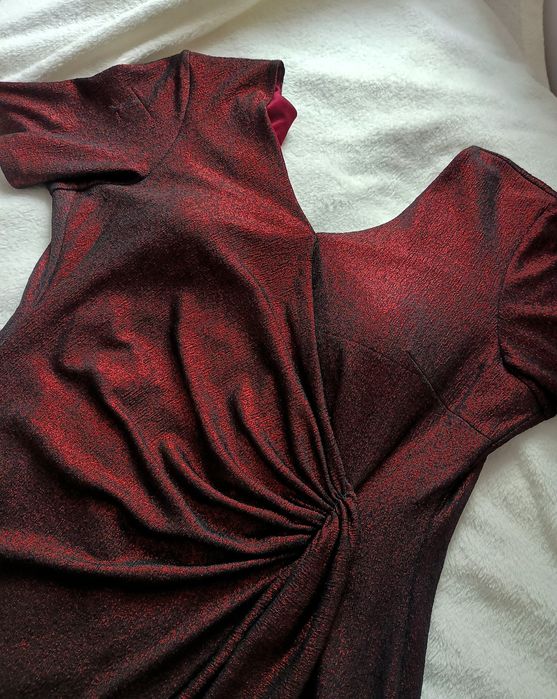 Błyszcząca sukienka do kolan.