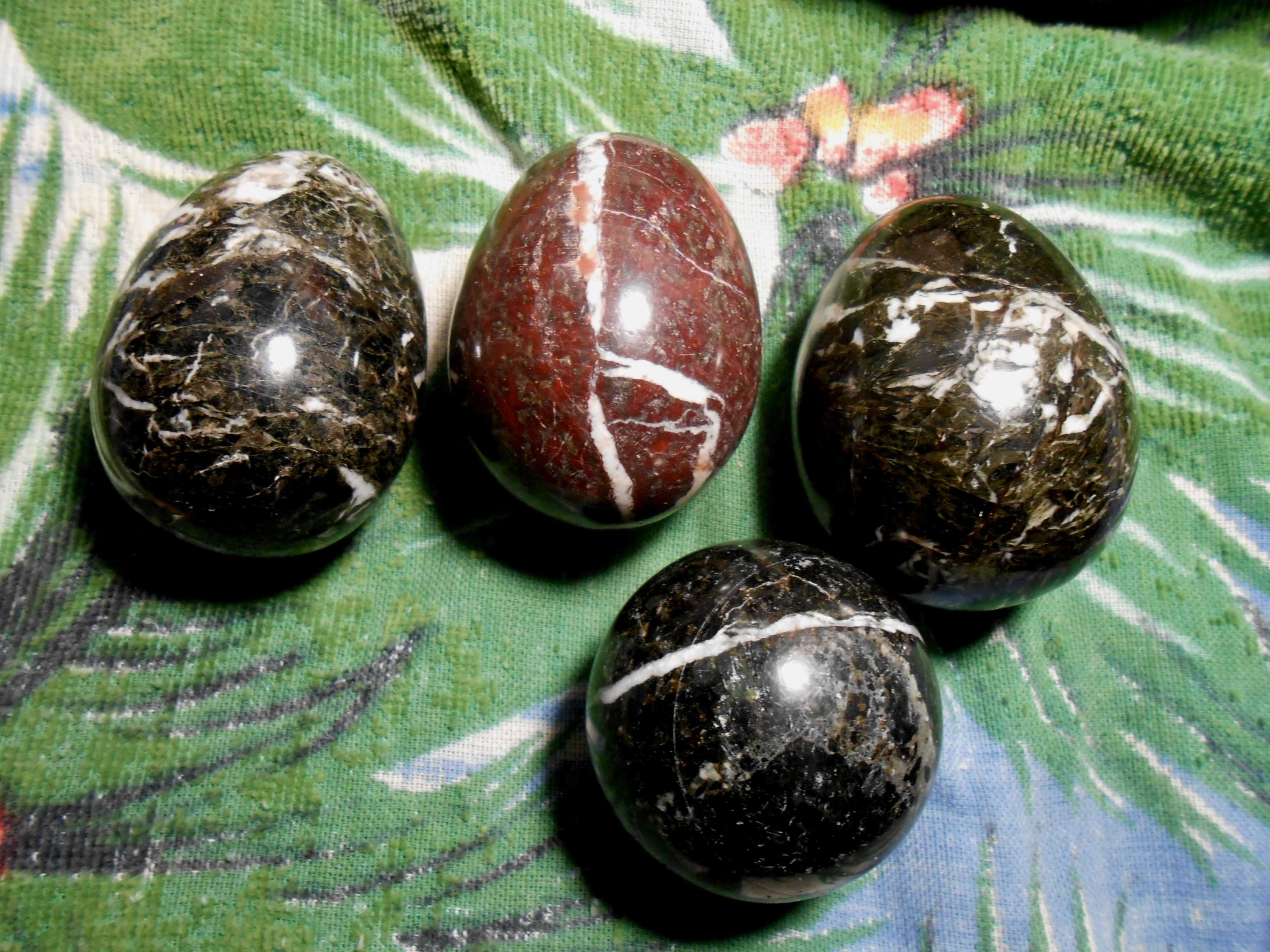 Крупные яйца из камня